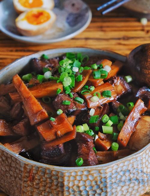 家常红烧肉做法:选肉、焯水、调味,肥而不腻的秘诀