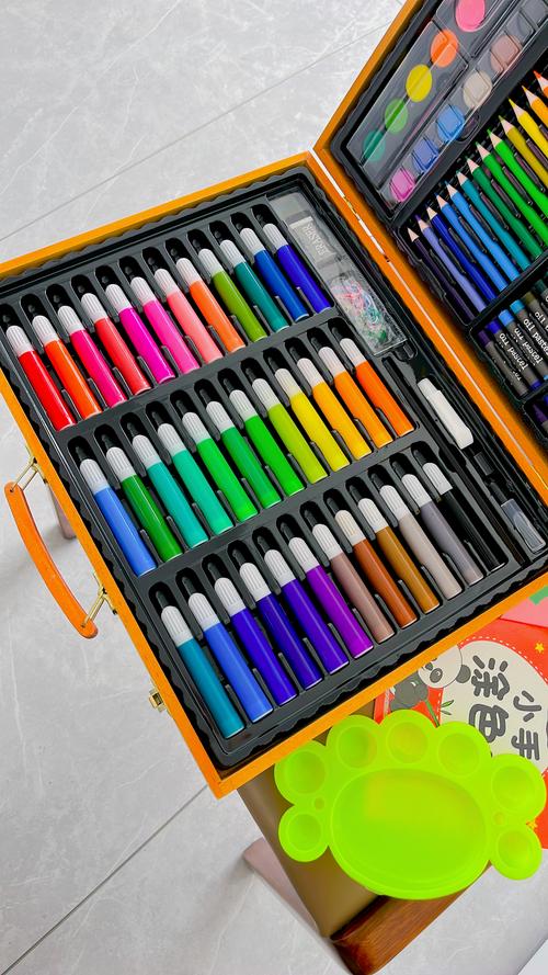 儿童画画工具挑选：安全无毒颜料，不同年龄段画笔选择​