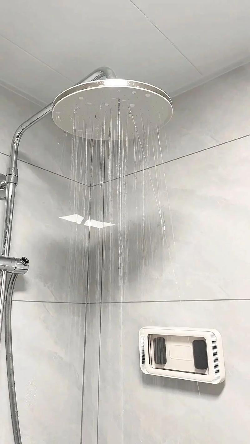 浴室花洒除水垢：出水口堵塞，白醋浸泡轻松疏通​