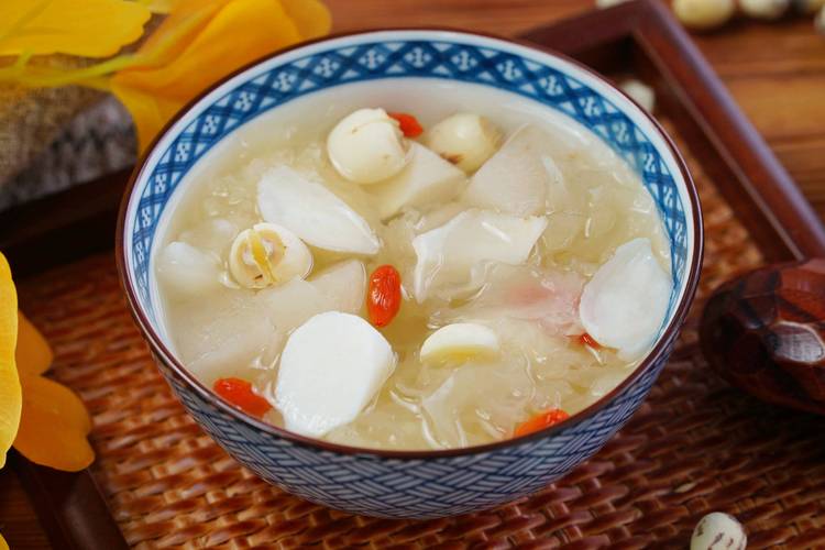 秋季润燥食谱：银耳莲子羹、梨汤，滋阴润肺​