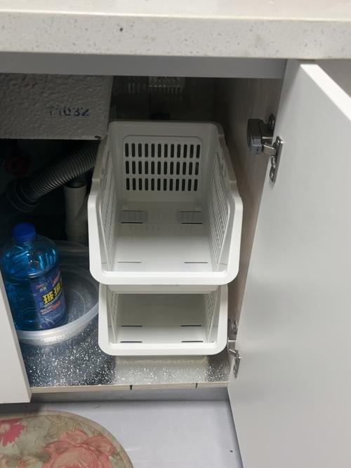 浴室洗手台下方收纳：防水收纳箱，存放清洁用品​